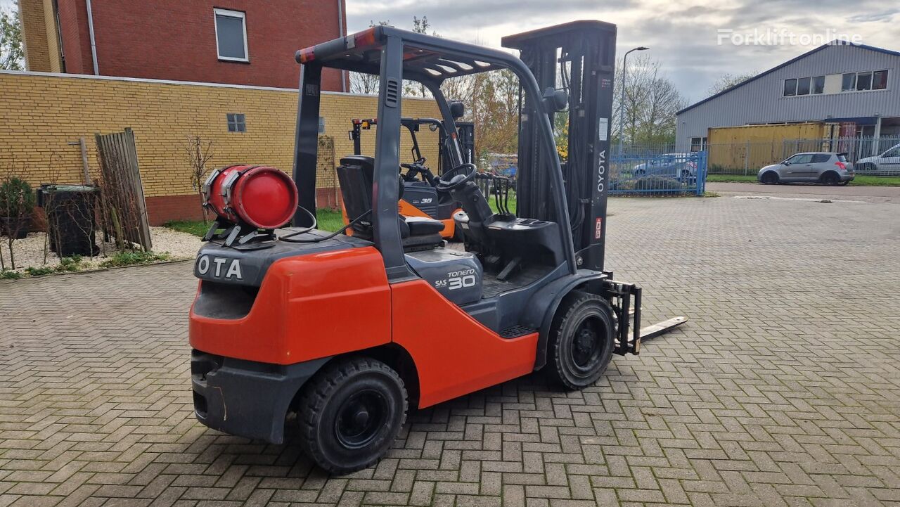 Toyota 02FGF30 gas forklift