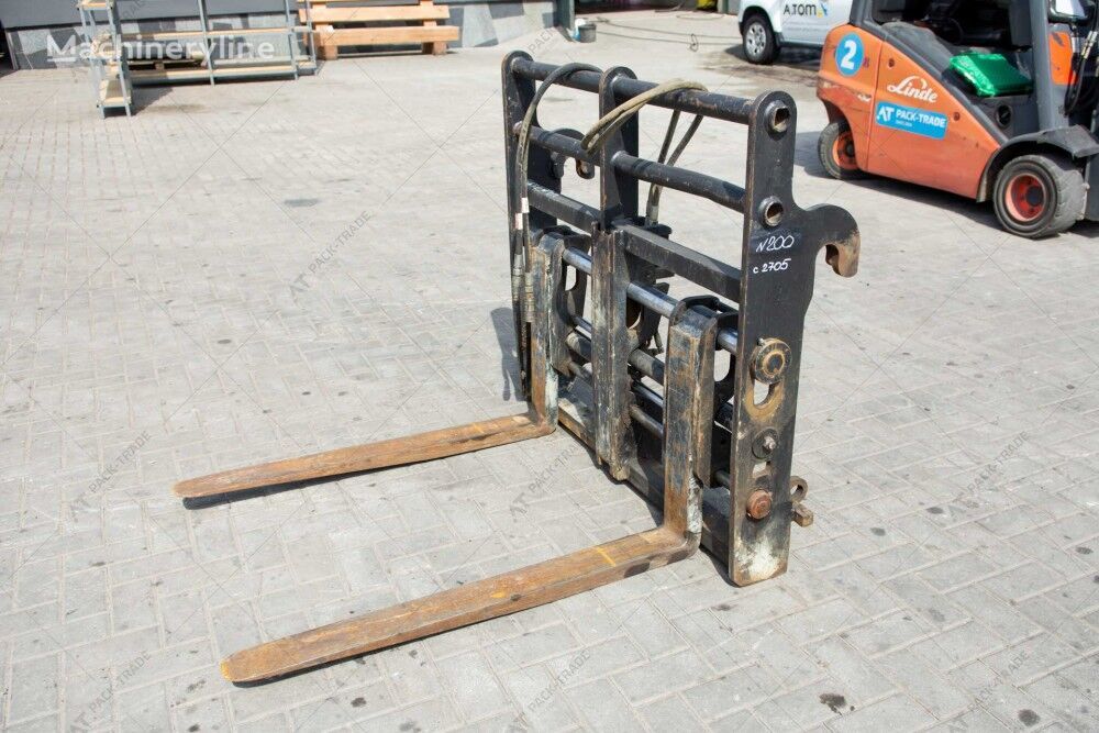 JCB  (200) pallet fork